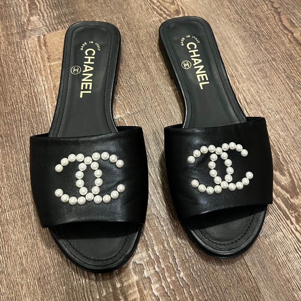 Chanel slip-on. In perfect condition, size 37. Comes with the dust bags.